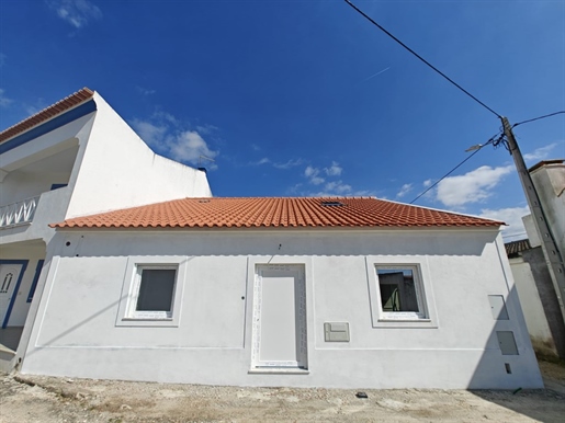 Dom w rekonstrukcji w rejonie Atouguia da Baleia
