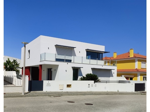 Detached T4 house for sale in Peniche