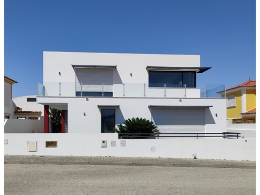 Detached T4 house for sale in Peniche