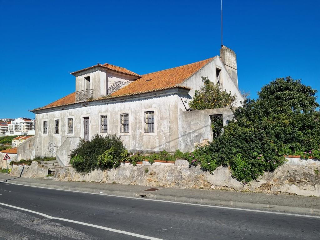 Land in Nazaré mit genehmigtem Projekt für 2 Häuser und 15 Wohnungen