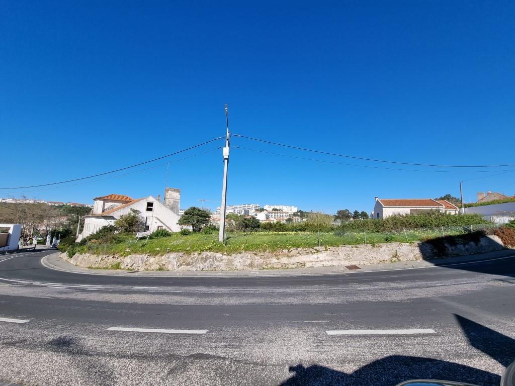 Land in Nazaré mit genehmigtem Projekt für 2 Häuser und 15 Wohnungen