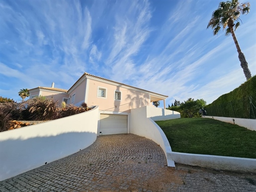 Villa with pool 100m from Palmares golf next to the estuary and beach!