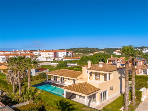 Villa 300m from the beach with 4 en-suite bedrooms and views over the golf course and sea