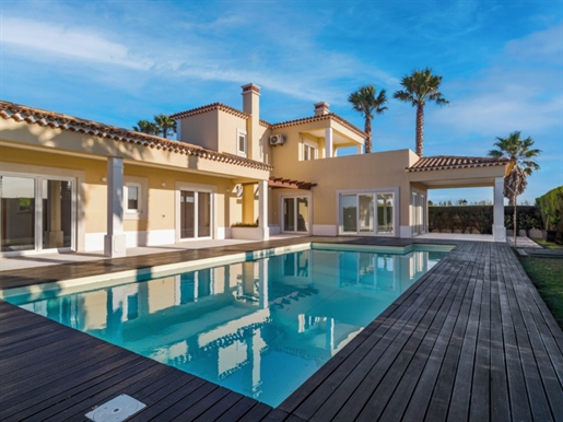 Villa 300m from the beach with 4 en-suite bedrooms and views over the golf course and sea