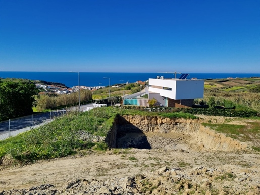 Villa in Silver Coast with new construction and sea view!