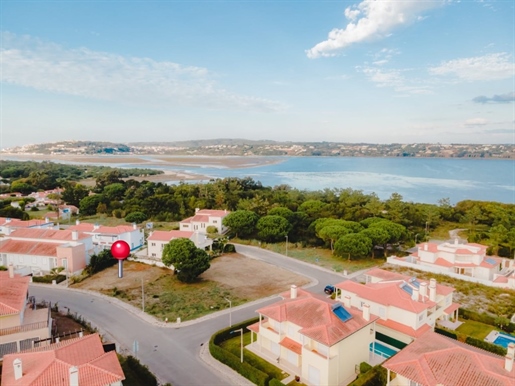 Grundstück für Einfamilienhaus, nur 220 Meter von der Lagune von Óbidos entfernt