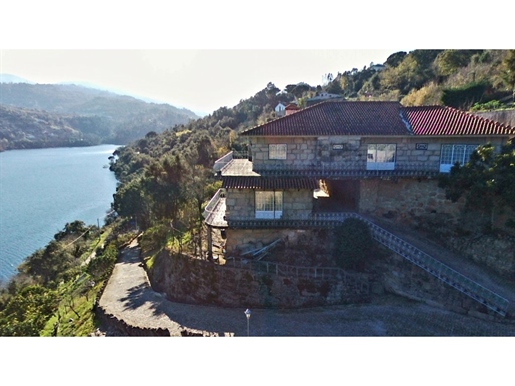 Rustic villa with stunning views over the Douro River