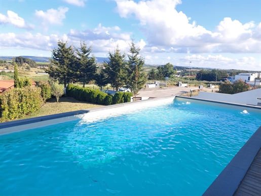 Villa mit Pool und Blick auf die Landschaft