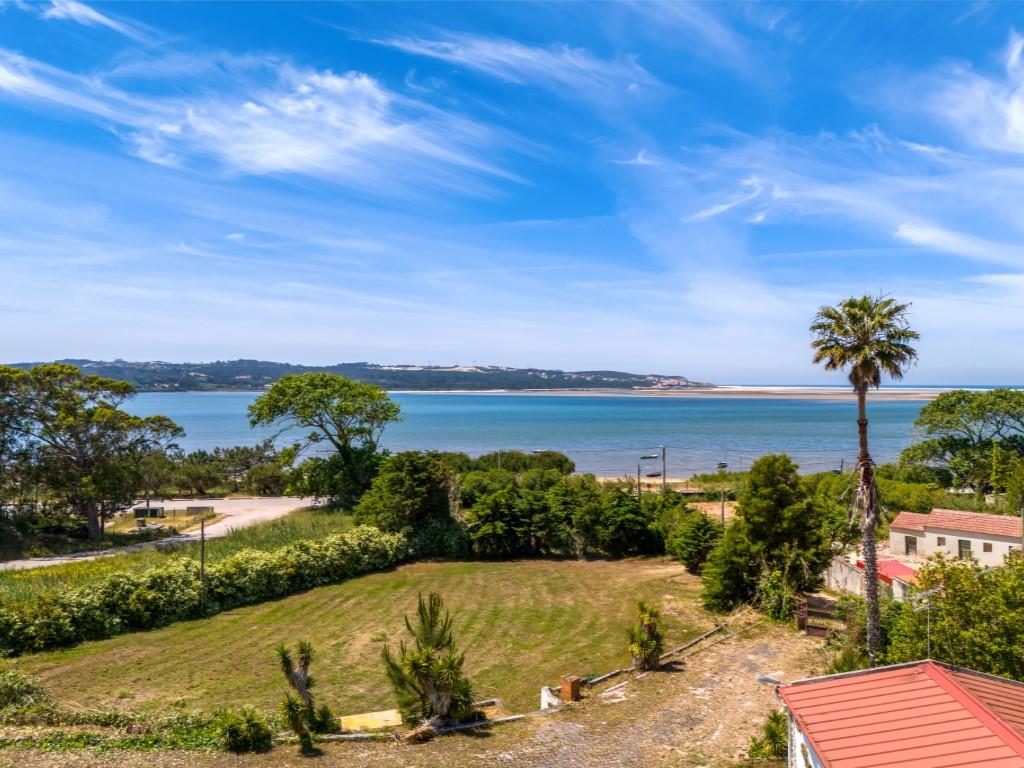 Edifício na 1ª linha da Lagoa com projeto aprovado para vários apartamentos e restaurante!