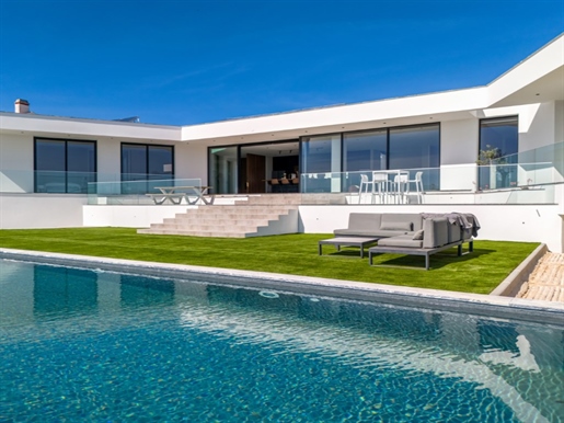 Villa mit herrlicher Aussicht und herausragendem Design und Lage!