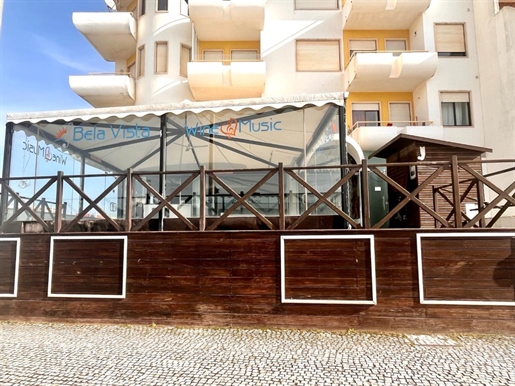 Local comercial con 335m2 para comercio, restaurantes o servicios frente a la playa, en S. Martinho