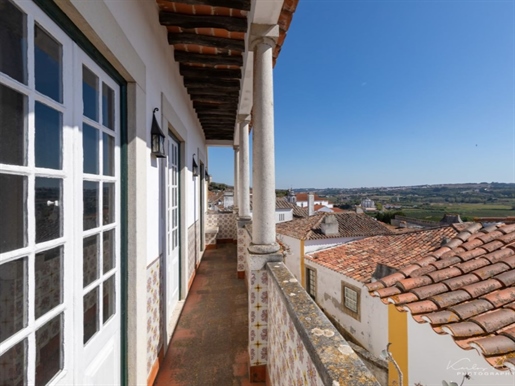 Casa dentro del pueblo de Óbidos