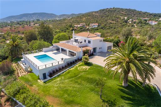 Prachtige luxe moderne villa met uitzicht op zee