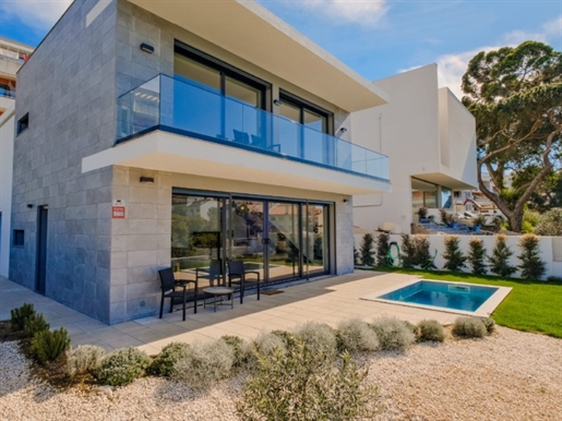 Contemporary 3-bedroom villa with pool next to the Estoril golf course