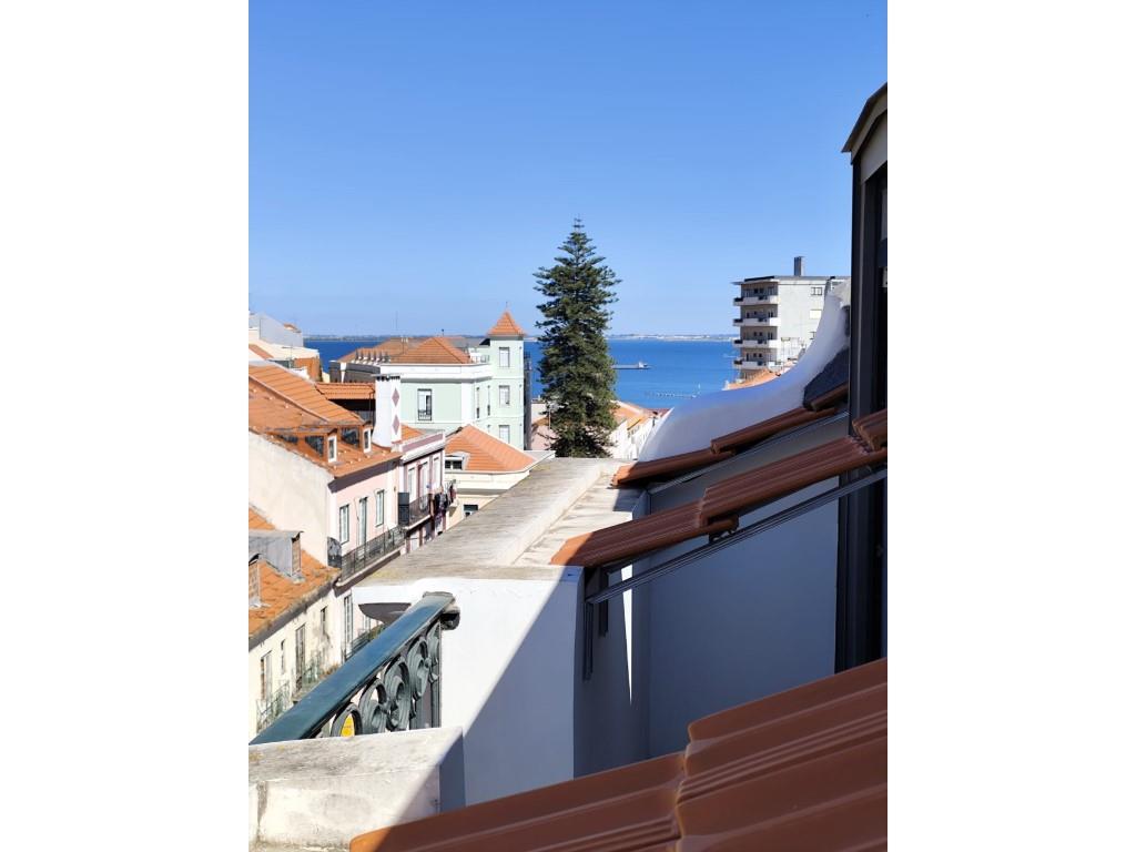 T2 Remodelado com Vista de Rio em São Vicente - Lisboa