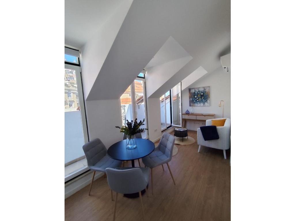 T2 Remodelado com Vista de Rio em São Vicente - Lisboa