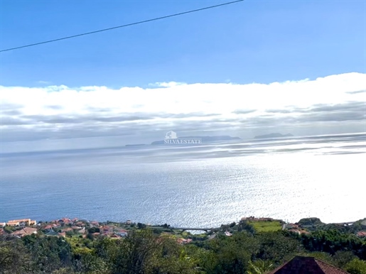 Stunning 4-Bedroom House with Breathtaking Ocean Views in Gaula, Santa Cruz, Madeira Island