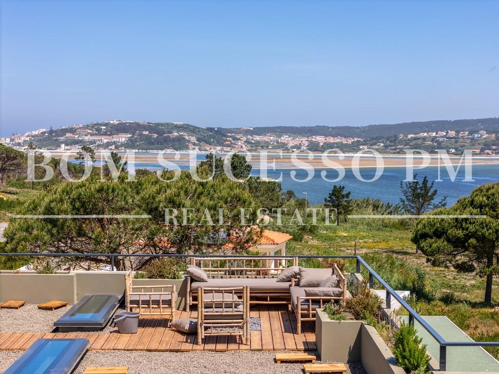 Contemporary 3-Bedroom Villa with Stunning Views of the Óbidos Lagoon