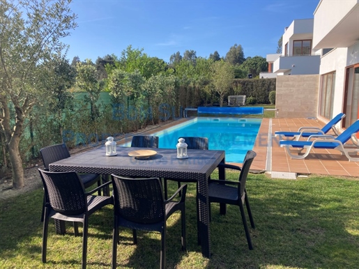 Detached Modern 3 bed Villa, large heated pool, Private garden next to Royal Obidos & West Cliffs Go