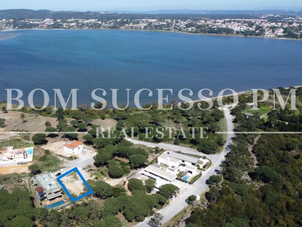 Great Location with amazing Obidos lagoon views, Plot of 659m2 with planning permission.