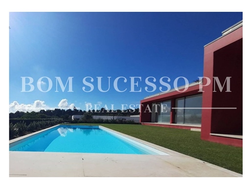 Nur reduzierte moderne Villa mit 3 Schlafzimmern und 4 Bädern in Bom Sucesso, privater Garten mit Sw