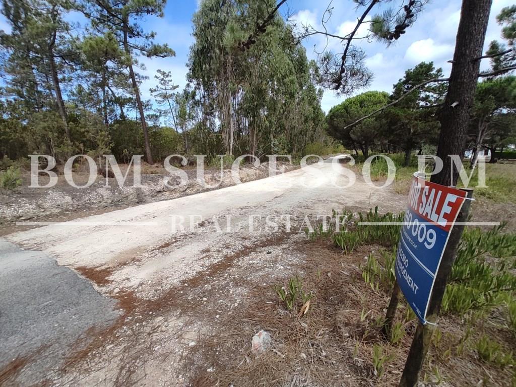 Prime Building Plots with Lagoon Views in Quinta do Bom Sucesso
