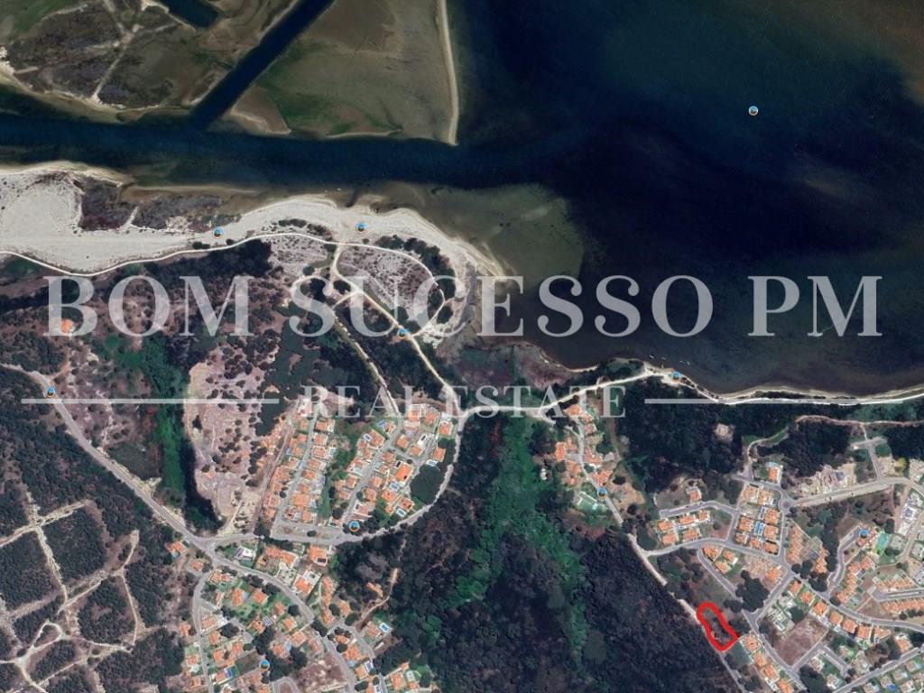 Prime Building Plots with Lagoon Views in Quinta do Bom Sucesso