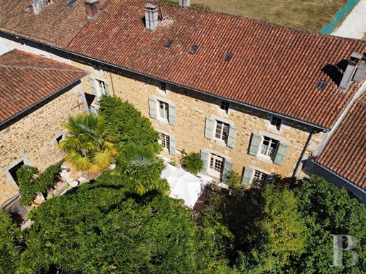 A comfortable turnkey mansion house, with a cinema and many other assets, including a 3,000 m² garde