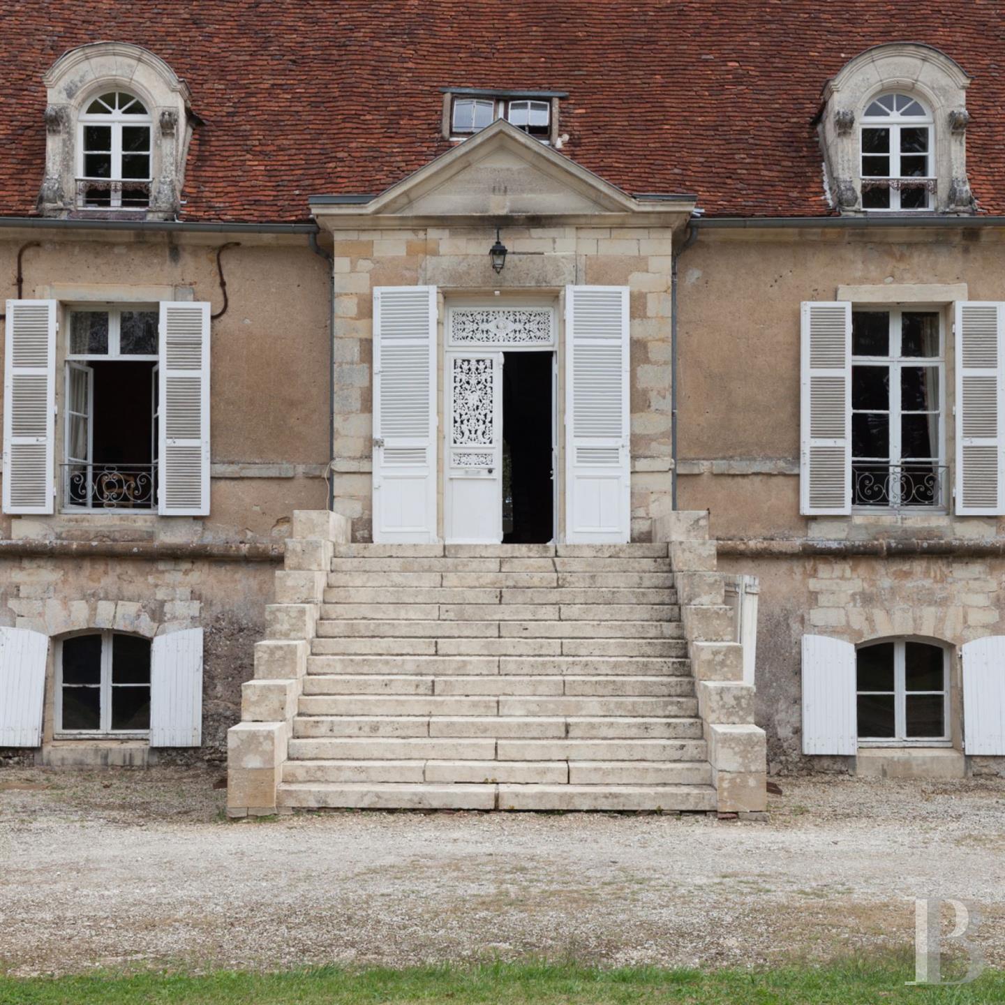 An impressive 18th-century chateau, with garden, outbuilding and 5 hectares of grounds between Puisa
