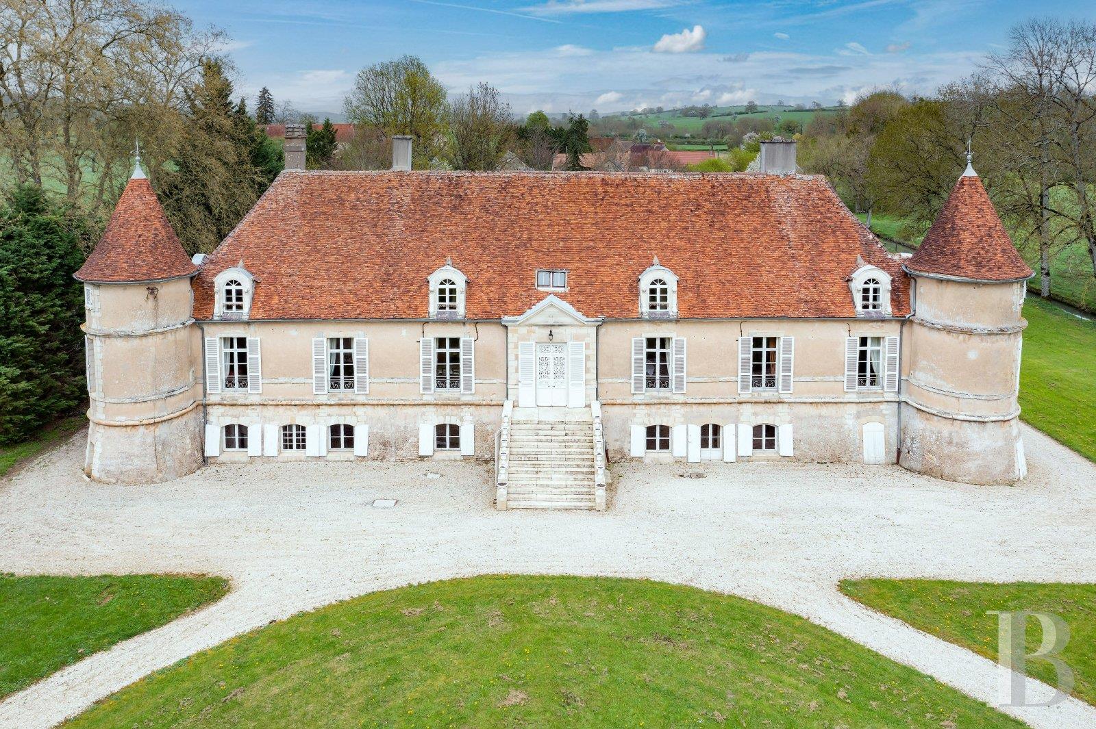 An impressive 18th-century chateau, with garden, outbuilding and 5 hectares of grounds between Puisa