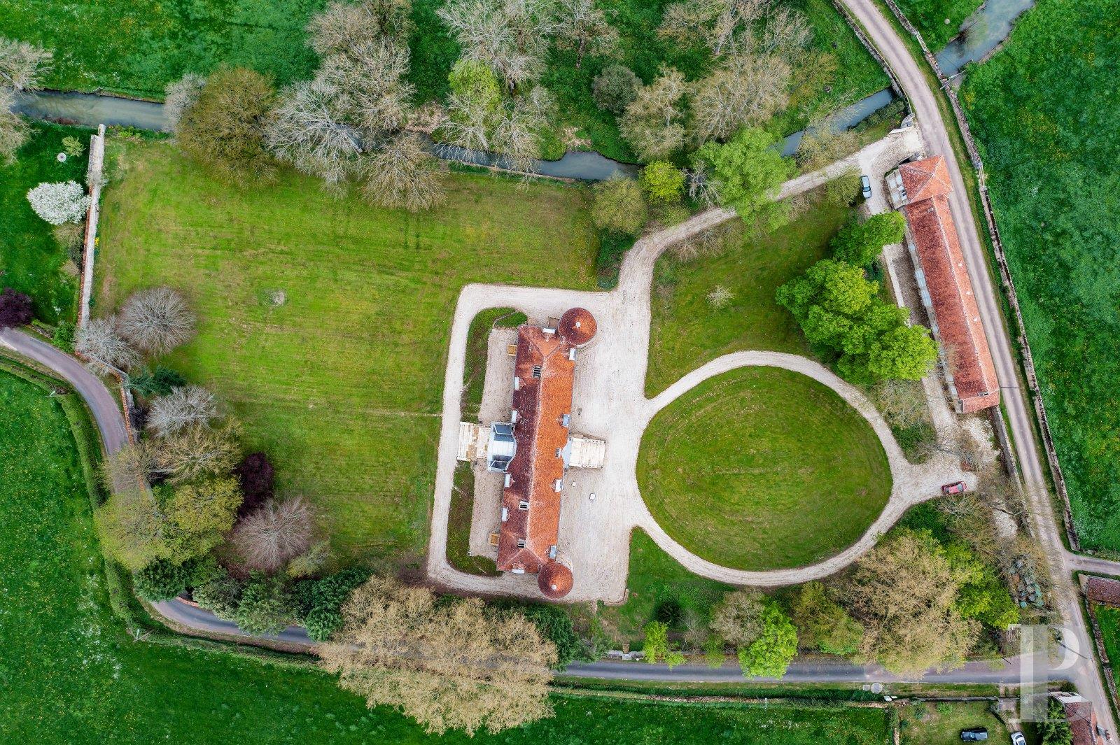 An impressive 18th-century chateau, with garden, outbuilding and 5 hectares of grounds between Puisa