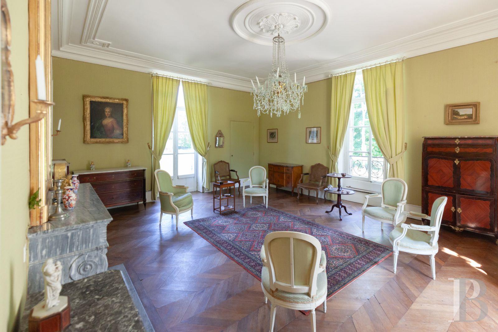 An impressive 18th-century chateau, with garden, outbuilding and 5 hectares of grounds between Puisa