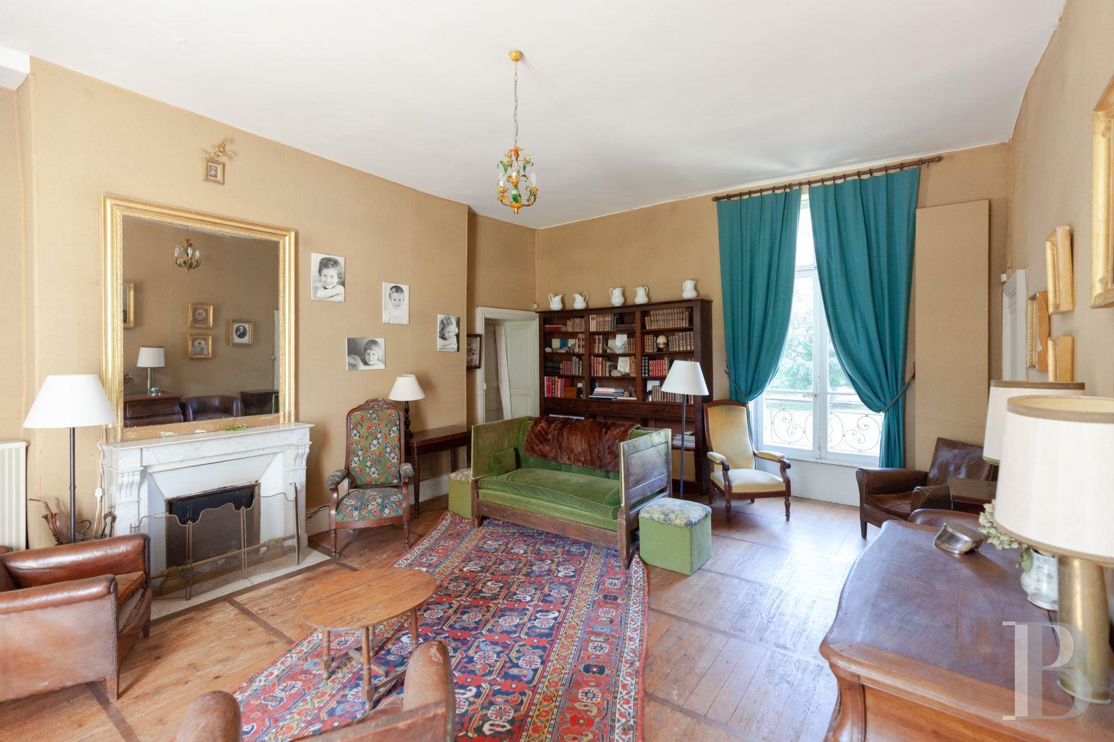 An impressive 18th-century chateau, with garden, outbuilding and 5 hectares of grounds between Puisa
