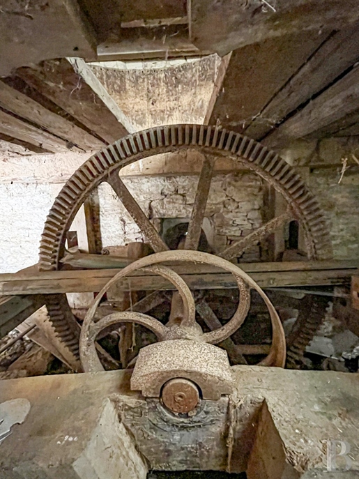 In Calvados, in de buurt van Caen, een te renoveren molenboerderij uit de 15e eeuw, de bijgebouwen,