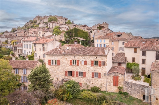 In het hart van Cordes-sur-Ciel, een van de 'Mooiste Dorpen van Frankrijk', een herenhuis en zijn j