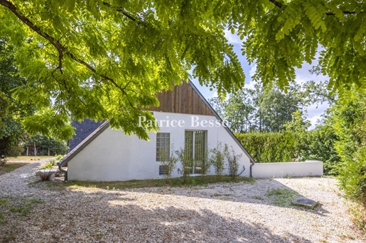 A house with a modernist feel and an artist's studio close to the forest, 6 km from the town of Ramb