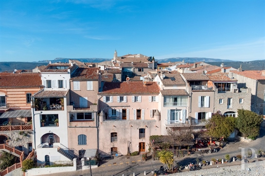 En Provence, dans le village du Castellet, une maison bourgeoise du 19e s d'environ 200 m², à restau