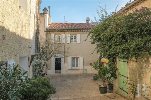 En Provence, dans le village du Castellet, une maison bourgeoise du 19e s d'environ 200 m², à restau