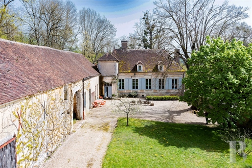 Op minder dan 2 uur van Parijs, in Bourgondië, zijn een elegante consulaire residentie en boerderij