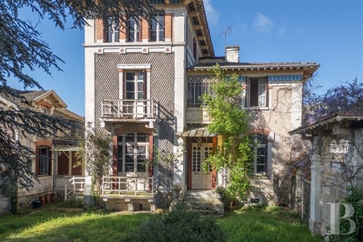 A splendid art nouveau villa to be renovated, nestled between the cities of Tours and Châtellerault.