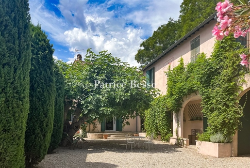 Dans la vallée de l'Hérault, une maison de village du 19e s avec dépendances et jardin protégé de 2