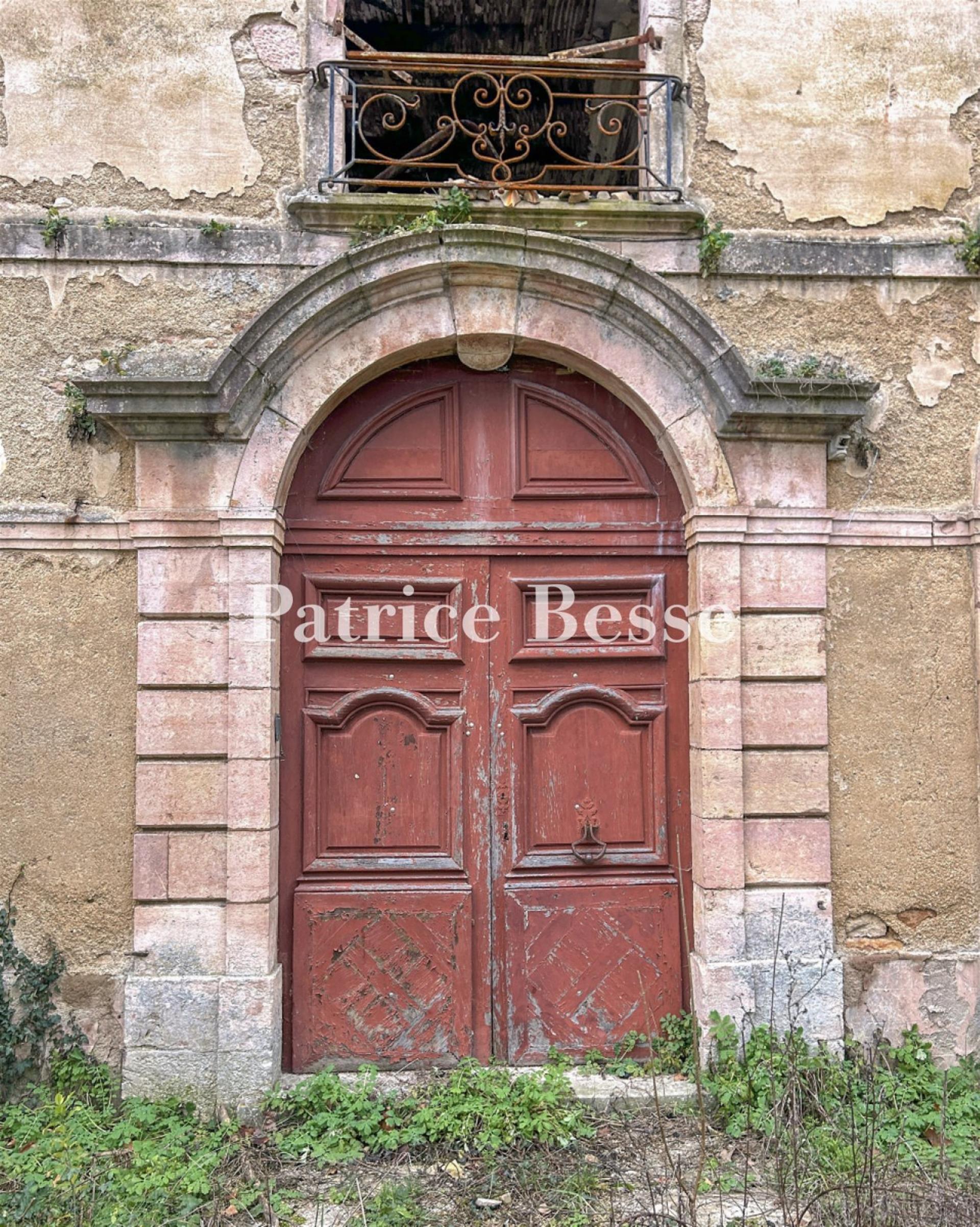 En Bourgogne, près de Beaune, les vestiges du château de Cussigny, Imh du 18e s , entouré de ses dép