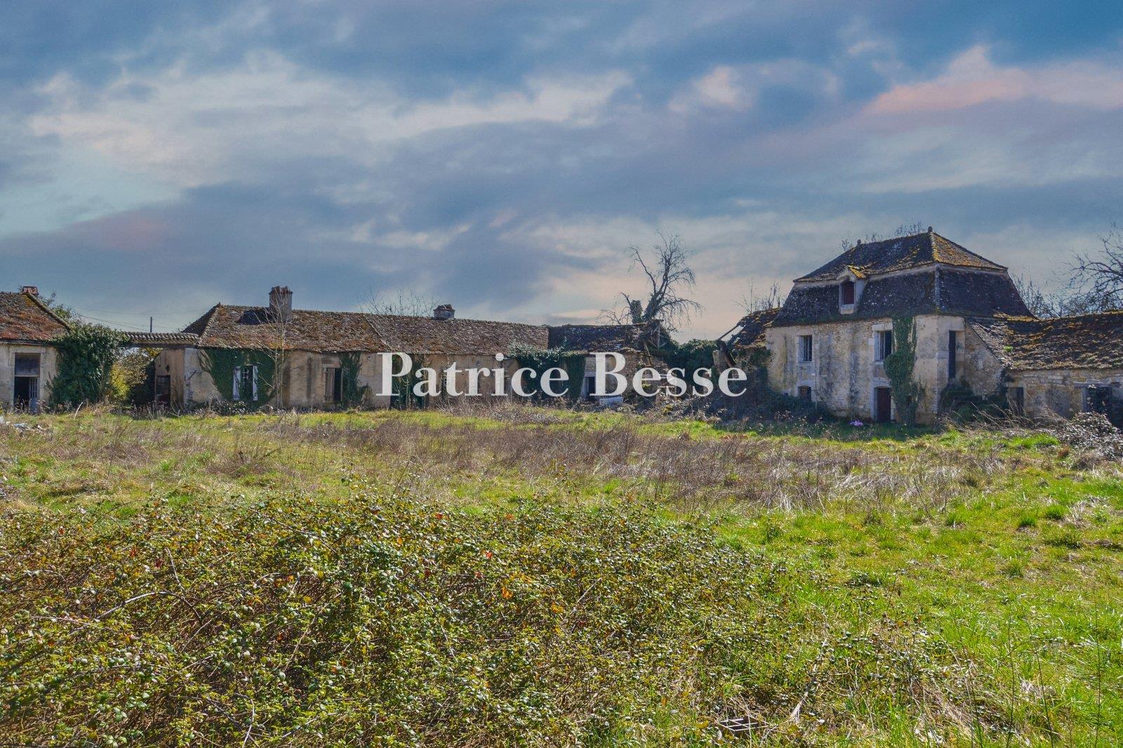 En Bourgogne, près de Beaune, les vestiges du château de Cussigny, Imh du 18e s , entouré de ses dép