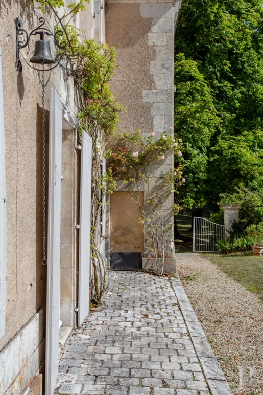 In een toeristische stad van de Vienne, een klein kasteel uit de 18e eeuw, het paviljoen en de tuin