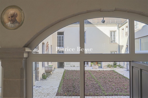 An 87 m² flat, with a cellar, in an 18th century mansion house in the historic centre of Burgundy's