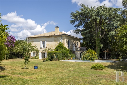 Près de Bordeaux, une maison familiale du 19e s avec jardin et piscine arborée.