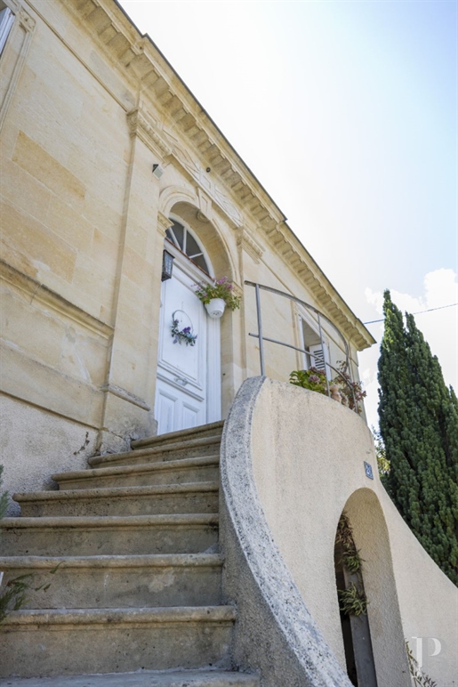 Près de Bordeaux, une maison familiale du 19e s avec jardin et piscine arborée.