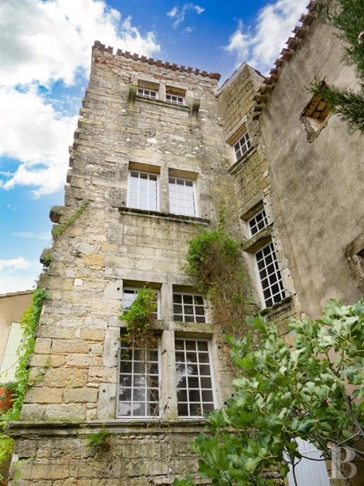 Au centre de l'Hérault, une demeure Imh fin 16e s avec son jardin et sa maison annexe, perchées au s