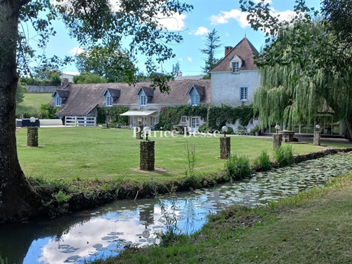 En Touraine, aux abords d'un village et dans un parc de 2,9 ha avec étang, un moulin fondé en titre