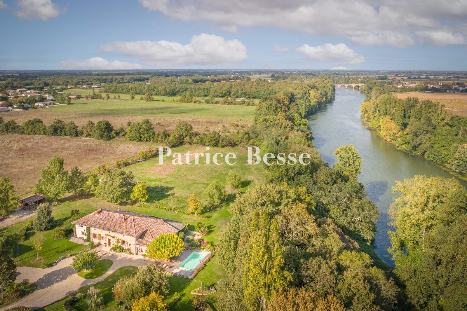 In der Region Okzitanien, zwischen Toulouse und Montauban, entlang des Tarn, befindet sich ein Baue